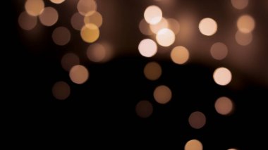 Siyah zemin üzerinde güzel bir şenlik bokeh altın halkalar, hafif gece bokeh etkisi, sönük. Kartpostal, gece görüşü..