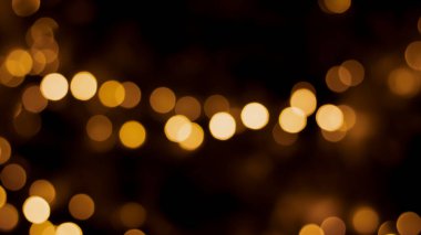 Siyah zemin üzerinde güzel bir şenlik bokeh altın halkalar, hafif gece bokeh etkisi, sönük. Kartpostal, gece görüşü..