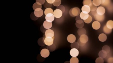 Siyah zemin üzerinde güzel bir şenlik bokeh altın halkalar, hafif gece bokeh etkisi, sönük. Kartpostal, gece görüşü..