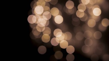 Siyah zemin üzerinde güzel bir şenlik bokeh altın halkalar, hafif gece bokeh etkisi, sönük. Kartpostal, gece görüşü..