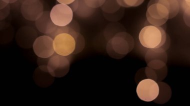Siyah zemin üzerinde güzel bir şenlik bokeh altın halkalar, hafif gece bokeh etkisi, sönük. Kartpostal, gece görüşü..