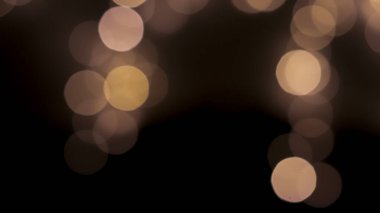 Siyah zemin üzerinde güzel bir şenlik bokeh altın halkalar, hafif gece bokeh etkisi, sönük. Kartpostal, gece görüşü..