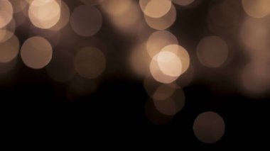 Siyah zemin üzerinde güzel bir şenlik bokeh altın halkalar, hafif gece bokeh etkisi, sönük. Kartpostal, gece görüşü..