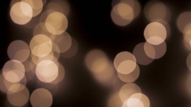 Siyah zemin üzerinde güzel bir şenlik bokeh altın halkalar, hafif gece bokeh etkisi, sönük. Kartpostal, gece görüşü..