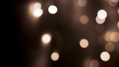 Siyah zemin üzerinde güzel bir şenlik bokeh altın halkalar, hafif gece bokeh etkisi, sönük. Kartpostal, gece görüşü..