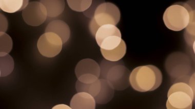 Siyah zemin üzerinde güzel bir şenlik bokeh altın halkalar, hafif gece bokeh etkisi, sönük. Kartpostal, gece görüşü..
