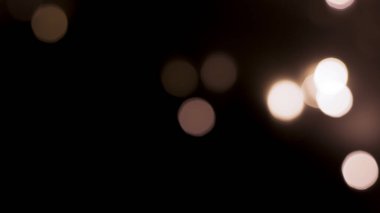 Siyah zemin üzerinde güzel bir şenlik bokeh altın halkalar, hafif gece bokeh etkisi, sönük. Kartpostal, gece görüşü..