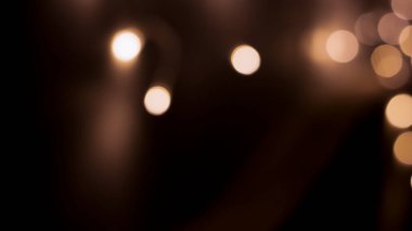Siyah zemin üzerinde güzel bir şenlik bokeh altın halkalar, hafif gece bokeh etkisi, sönük. Kartpostal, gece görüşü..