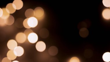 Siyah zemin üzerinde güzel bir şenlik bokeh altın halkalar, hafif gece bokeh etkisi, sönük. Kartpostal, gece görüşü..