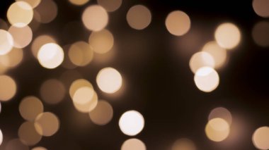 Siyah zemin üzerinde güzel bir şenlik bokeh altın halkalar, hafif gece bokeh etkisi, sönük. Kartpostal, gece görüşü..