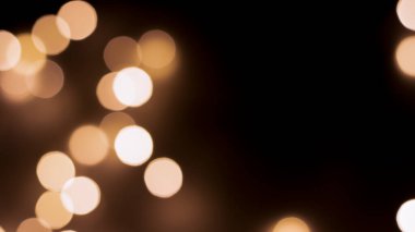 Siyah zemin üzerinde güzel bir şenlik bokeh altın halkalar, hafif gece bokeh etkisi, sönük. Kartpostal, gece görüşü..