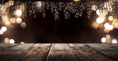 Ahşap tatil masası, gece görüşü, bulanık bokeh ışıkları arka plan.