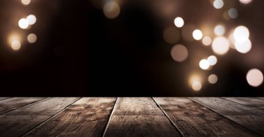 Ahşap tatil masası, gece görüşü, bulanık bokeh ışıkları arka plan.