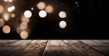 Ahşap tatil masası, gece görüşü, bulanık bokeh ışıkları arka plan.