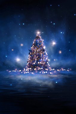 Noel süslemeli ağaçlı gece ormanı fantezi manzarası. Kutlama ışıkları, karanlık orman, neon ışıklar. Gece ormanında süslenmiş Noel ağacı. Kartpostallar için arkaplan.