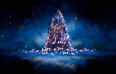 Noel süslemeli ağaçlı gece ormanı fantezi manzarası. Kutlama ışıkları, karanlık orman, neon ışıklar. Gece ormanında süslenmiş Noel ağacı. Kartpostallar için arkaplan.