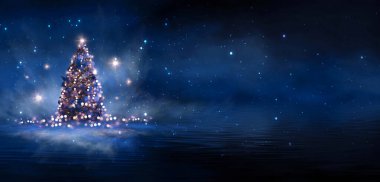 Noel süslemeli ağaçlı gece ormanı fantezi manzarası. Kutlama ışıkları, karanlık orman, neon ışıklar. Gece ormanında süslenmiş Noel ağacı. Kartpostallar için arkaplan.