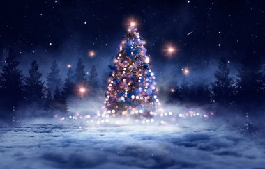 Noel süslemeli ağaçlı gece ormanı fantezi manzarası. Kutlama ışıkları, karanlık orman, neon ışıklar. Gece ormanında süslenmiş Noel ağacı. Kartpostallar için arkaplan.