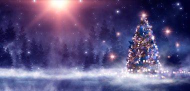 Noel süslemeli ağaçlı gece ormanı fantezi manzarası. Kutlama ışıkları, karanlık orman, neon ışıklar. Gece ormanında süslenmiş Noel ağacı. Kartpostallar için arkaplan.