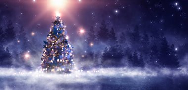 Noel süslemeli ağaçlı gece ormanı fantezi manzarası. Kutlama ışıkları, karanlık orman, neon ışıklar. Gece ormanında süslenmiş Noel ağacı. Kartpostallar için arkaplan.