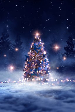 Noel süslemeli ağaçlı gece ormanı fantezi manzarası. Kutlama ışıkları, karanlık orman, neon ışıklar. Gece ormanında süslenmiş Noel ağacı. Kartpostallar için arkaplan.