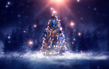 Noel süslemeli ağaçlı gece ormanı fantezi manzarası. Kutlama ışıkları, karanlık orman, neon ışıklar. Gece ormanında süslenmiş Noel ağacı. Kartpostallar için arkaplan.
