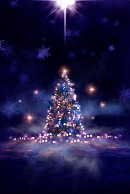 Noel süslemeli ağaçlı gece ormanı fantezi manzarası. Kutlama ışıkları, karanlık orman, neon ışıklar. Gece ormanında süslenmiş Noel ağacı. Kartpostallar için arkaplan.