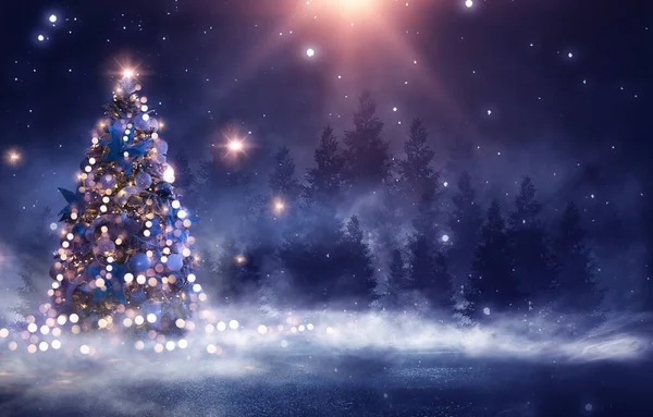 Notte Inverno Foresta Fantasia Paesaggio Con Albero Natale Decorato Luci — Foto Stock