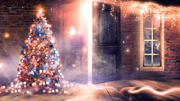 Árbol Año Nuevo Con Juguetes Interior Puertas Abiertas Luz Mágica — Foto de Stock