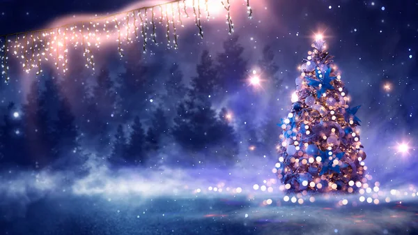 Noel süslemeli ağaçlı gece ormanı fantezi manzarası. Kutlama ışıkları, karanlık orman, neon ışıklar. Gece ormanında süslenmiş Noel ağacı. Kartpostallar için arka plan. Üç Boyut 