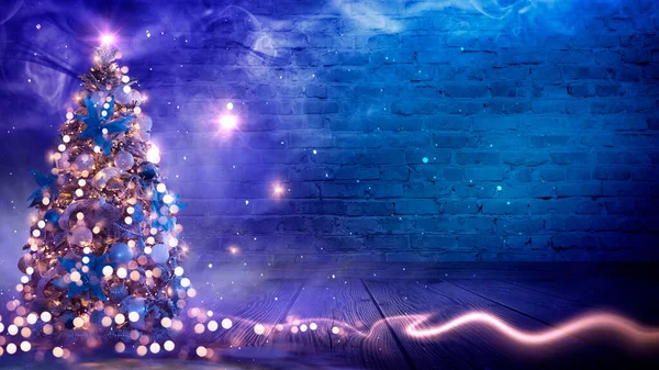Neujahrsbaum Mit Spielzeug Innenraum Offene Türen Magisches Licht Alte Ziegelmauer — Stockfoto