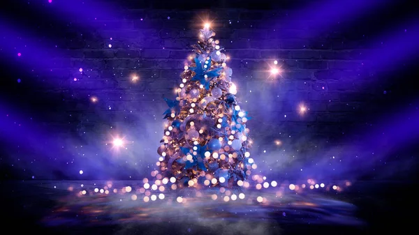 Albero Capodanno Con Giocattoli All Interno Porte Aperte Luce Magica — Foto Stock