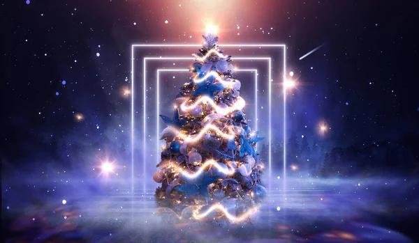 クリスマスの装飾された木と夜の冬の森のファンタジーの風景 お祭りのボケライト 暗い森 ネオンライト 夜の森の中に飾られたクリスマスツリー はがきの背景 — ストック写真