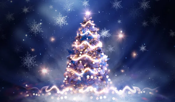 크리스마스 장식을 나무가 판타지 운명의 어두운 숲에서 크리스마스 엽서를 배경입니다 — 스톡 사진