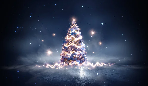 크리스마스 장식을 나무가 판타지 운명의 어두운 숲에서 크리스마스 엽서를 배경입니다 — 스톡 사진