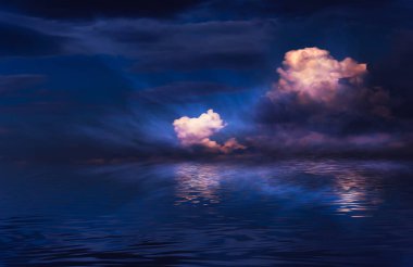  Gece gökyüzü, gün batımında ufuk, ay ışığı, bulutlar, dalgalar suya yansıyor. Boş deniz manzarası, doğal manzara. Gece görünümü.