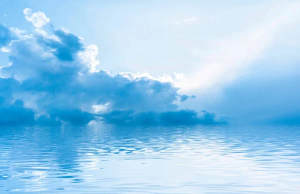 Cielo Azul Diurno Horizonte Luz Solar Reflejada Agua Nubes Olas — Foto de Stock