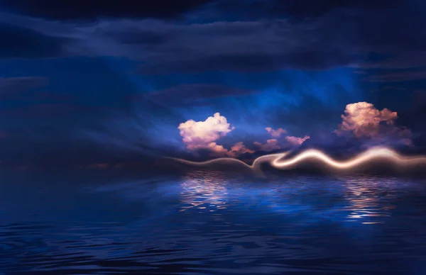 Cielo Nocturno Horizonte Atardecer Luz Luna Nubes Olas Reflejadas Agua —  Fotos de Stock