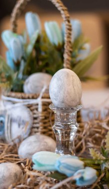 Boyanmış yumurta, Paskalya. Paskalya kartı, renkli yumurtalar, gri yumurtalar, mermer desenler, bahar çiçekleri. Bayramlık Paskalya arkaplanı.