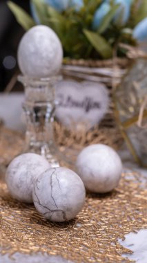 Boyanmış yumurta, Paskalya. Paskalya kartı, renkli yumurtalar, gri yumurtalar, mermer desenler, bahar çiçekleri. Bayramlık Paskalya arkaplanı.