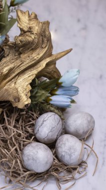 Boyanmış yumurta, Paskalya. Paskalya kartı, renkli yumurtalar, gri yumurtalar, mermer desenler, bahar çiçekleri. Bayramlık Paskalya arkaplanı.