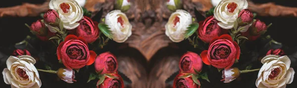 Čaj Růže Dřevěném Pozadí Textury Červené Bílé Růže Kytice Květinové — Stock fotografie