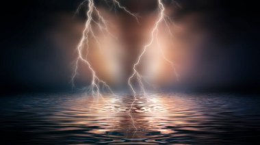 Dramatik boş doğa geçmişi. Fırtınada şehrin karanlık gece manzarası. Şimşek çakıyor. Suyun üzerindeki ışığın yansıması. 