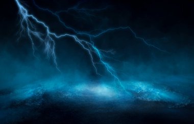 Dramatik boş doğa geçmişi. Fırtınada şehrin karanlık gece manzarası. Şimşek çakıyor. Suyun üzerindeki ışığın yansıması. 