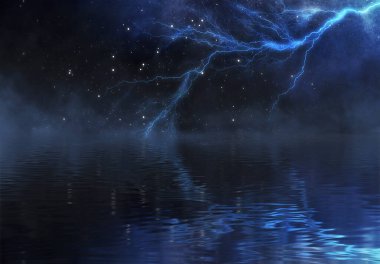 Dramatik boş doğa geçmişi. Fırtınada şehrin karanlık gece manzarası. Şimşek çakıyor. Suyun üzerindeki ışığın yansıması. 
