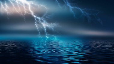 Dramatik boş doğa geçmişi. Fırtınada şehrin karanlık gece manzarası. Şimşek çakıyor. Suyun üzerindeki ışığın yansıması. 