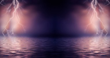 Dramatik boş doğa geçmişi. Fırtınada şehrin karanlık gece manzarası. Şimşek çakıyor. Suyun üzerindeki ışığın yansıması. 