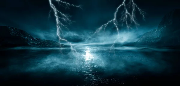 Dramatik boş doğa geçmişi. Fırtınada şehrin karanlık gece manzarası. Şimşek çakıyor. Suyun üzerindeki ışığın yansıması. 