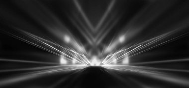 Boş sahne gösterisinin arka planı. Neon ışığı ve lazer gösterisi. Karanlık bir arka planda lazer fütüristik şekiller. Mavi neon ışığı, suda simetrik yansıma, geleceksel manzara, sahne.