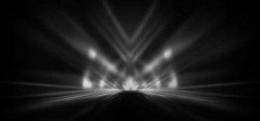 Boş sahne gösterisinin arka planı. Neon ışığı ve lazer gösterisi. Karanlık bir arka planda lazer fütüristik şekiller. Mavi neon ışığı, suda simetrik yansıma, geleceksel manzara, sahne.